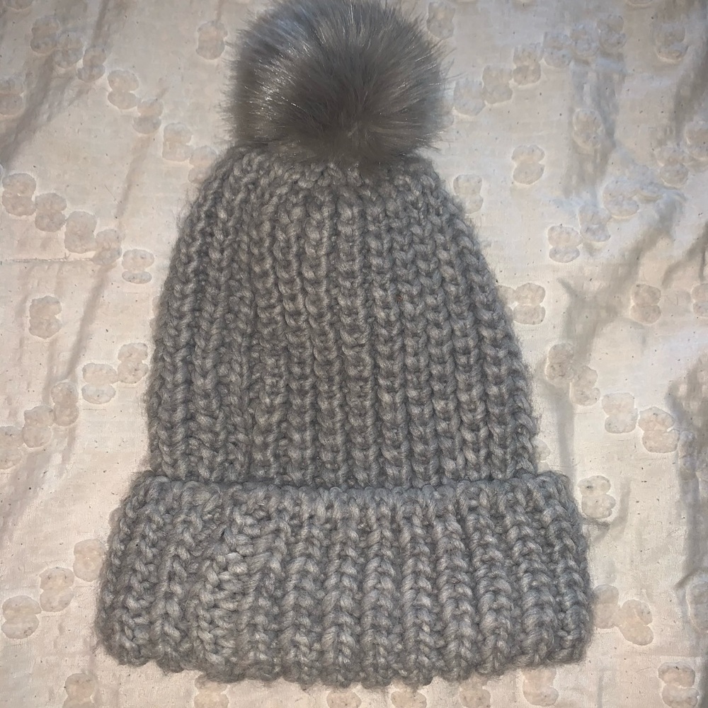 Cable knit pom beanie